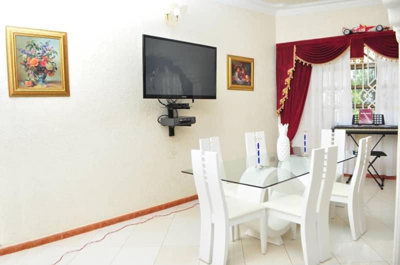 Villa Plot 4 Kavuma Close Kampala Exterior foto