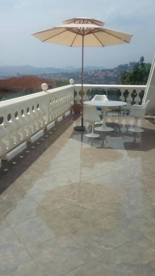 Villa Plot 4 Kavuma Close Kampala Exterior foto